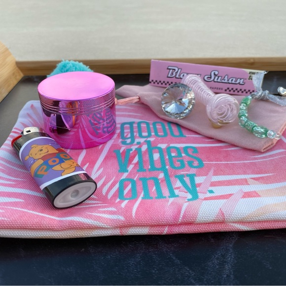 When A Woman Smokes Kit 💨 - Picture 10 of 10